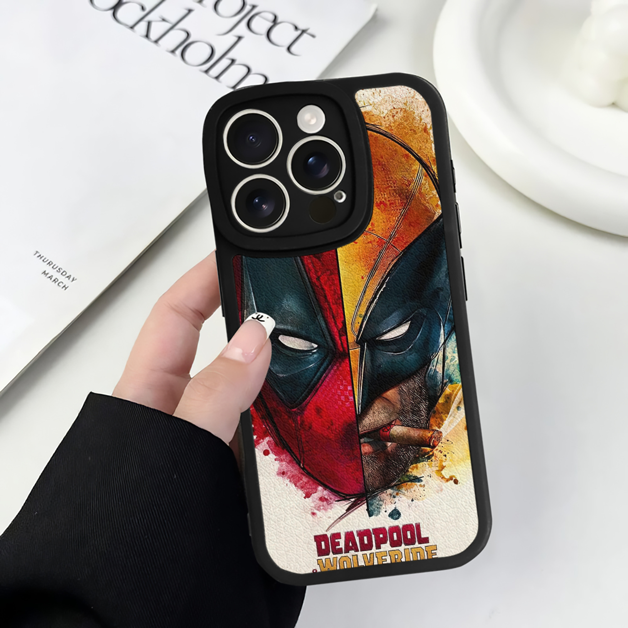 （画像用） Deadpool デッドプール 【iPhone 16シリーズ対応】シリコンスマホケース（レザー調） 材質：シリコン